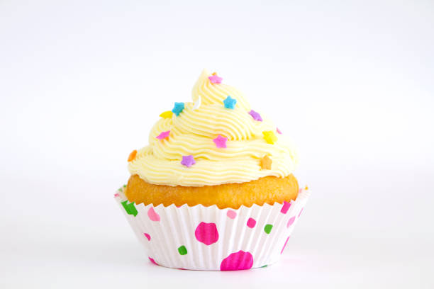 cupcake al burro con spruzzi - sprinkles isolated white multi colored foto e immagini stock