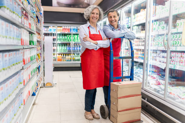 senioren arbeiten im supermarkt - regalauffüller stock-fotos und bilder