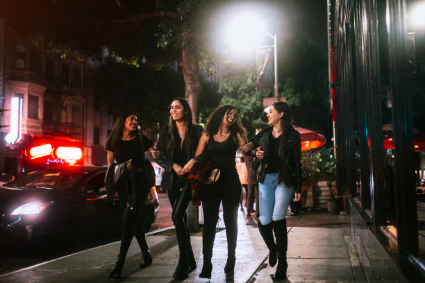 latina friends em ladies night out em l.a. - noite das mulheres - fotografias e filmes do acervo