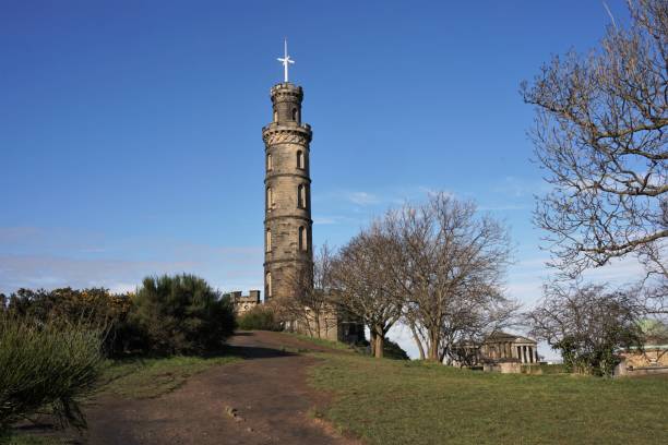 skyline di edimburgo: nelson monument - il monumento di nelson foto e immagini stock