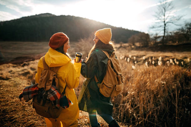 私と一緒に楽しんでください - nature forest clothing smiling ストックフォトと画像