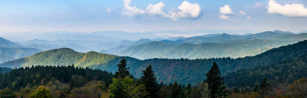 осень в аппалачских горах, по мнению вдоль блу ридж паркуэй - blue ridge mountains autumn appalachian mountains great smoky mountains стоковые фото и изображения