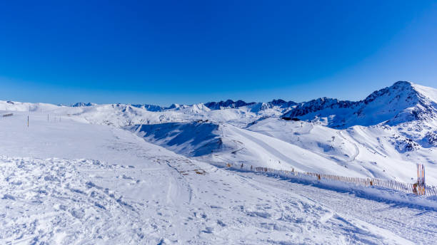 bellissima catena montuosa coperta di neve con cielo limpido nella giornata di sole - european alps cold mountain range clear sky foto e immagini stock