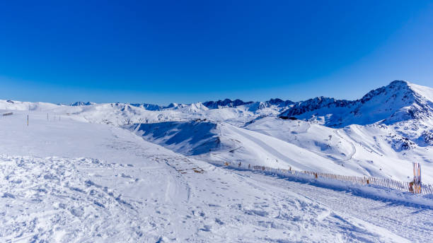 화창한 날에 맑은 하늘로 덮인 아름다운 산맥 - clear sky ski footpath snow 뉴스 사진 이미지