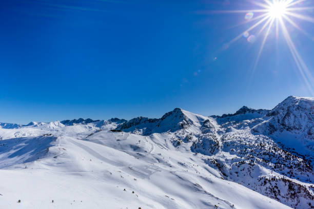bella catena montuosa coperta di neve con cielo limpido, bagliore dell'obiettivo e stella del sole - european alps cold mountain range clear sky foto e immagini stock