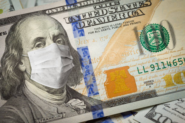 una fattura da cento dollari con maschera medica su george washington - number 100 bill currency usa foto e immagini stock