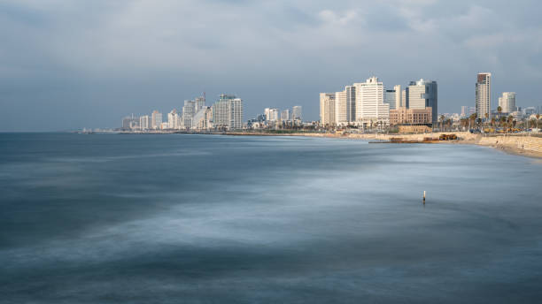 horizonte de tel aviv - israel tel aviv skyscraper seascape - fotografias e filmes do acervo