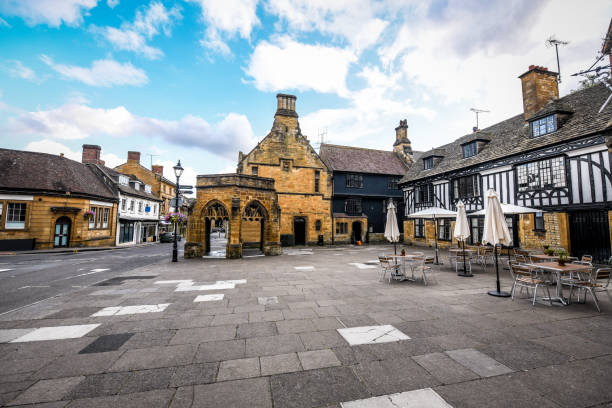 beautiful architecture in sherborne, wielka brytania - blue past architecture uk zdjęcia i obrazy z banku zdjęć