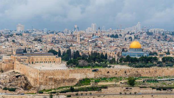 the old city of jerusalem - jerusalem israel skyline panoramic imagens e fotografias de stock