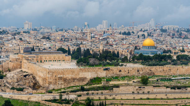 the old city of jerusalem - jerusalem israel skyline panoramic imagens e fotografias de stock