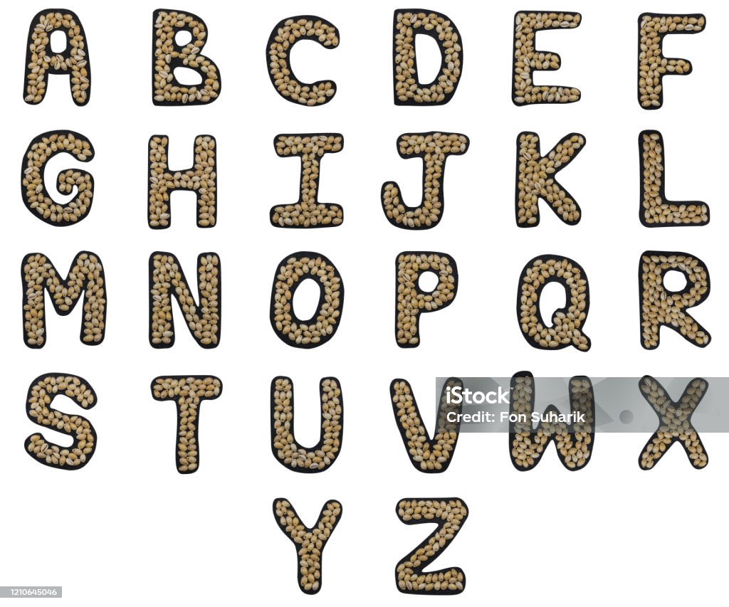 ตัวอักษรแยกภาษาอังกฤษหรือละตินทั้งตัวอักษร Az  ทําจากเปลือกหอยบนหินแกรนิตสีดํา ภาพสต็อก - ดาวน์โหลดรูปภาพตอนนี้ - Istock