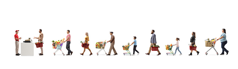 La gente esperando en la caja registradora en un supermercado y un trabajador cajero hombre de pie en la caja photo