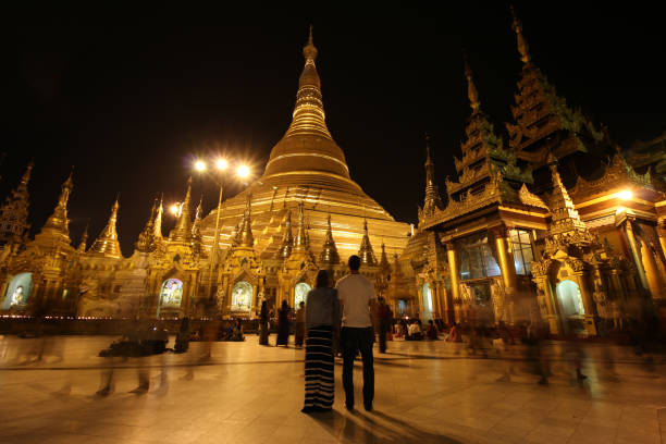 shwedagon pagoda at night - burmese culture myanmar pagoda dusk imagens e fotografias de stock