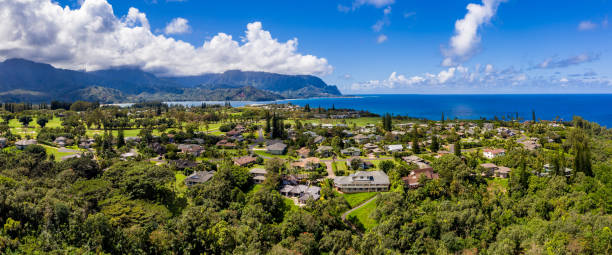 luftaufnahme über princeville mit hanalei bay am nordufer von kauai auf hawaii - hanalei stock-fotos und bilder