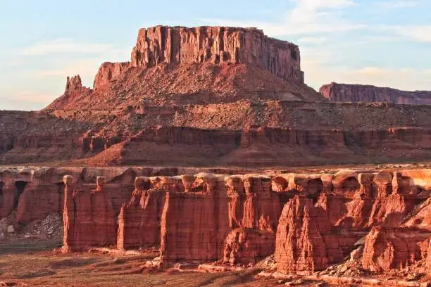 Open expanses, red sandstone, canyons and rivers characterize the topography of canyon country in Utah.