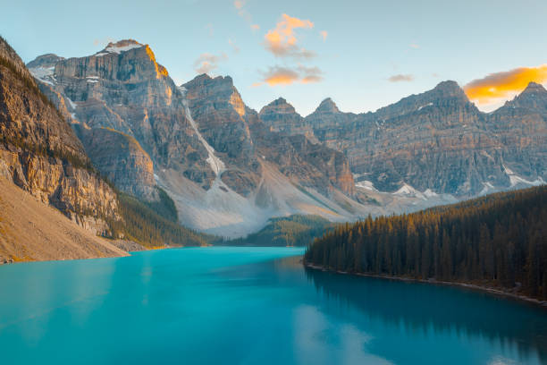 lago moraine em banff - wilderness area snow landscape valley - fotografias e filmes do acervo