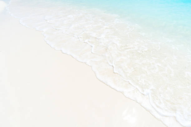 ondata morbida di mare turchese sulla spiaggia sabbiosa - sand wave pattern beach wave foto e immagini stock