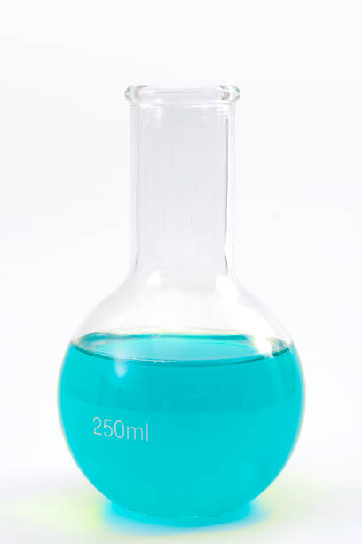 cristalería de laboratorio, experimento científico e idea conceptual de laboratorio de química con matraz de fondo redondo que contiene líquido azul o turquesa aislado sobre fondo blanco con recorte de trayectoria de recorte - round bottom flask fotografías e imágenes de stock