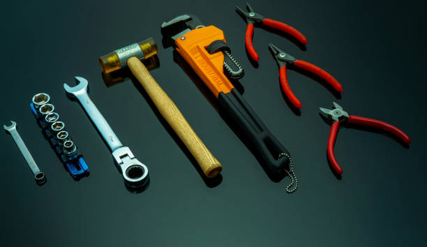 Set of mechanic tools on black background. Chrome wrenches or spanners, hexagon socket, end cutter pliers, locking pliers, pincers, plastic hammer, monkey pipe wrench. Chrome vanadium spanner wrench. conjunto de herramientas mecánicas sobre fondo negro. llaves o llaves de cromo, zócalo hexagonal, alicates de cortador de extremo, alicates de bloqueo, pinzas, martillo de plástico, llave de tubo de mono. llave de llave de cromo vanadio.