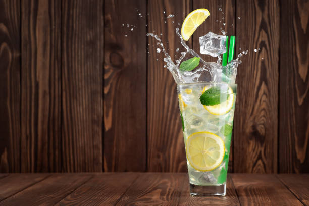 lemonade with splash - drink ice splashing spray imagens e fotografias de stock