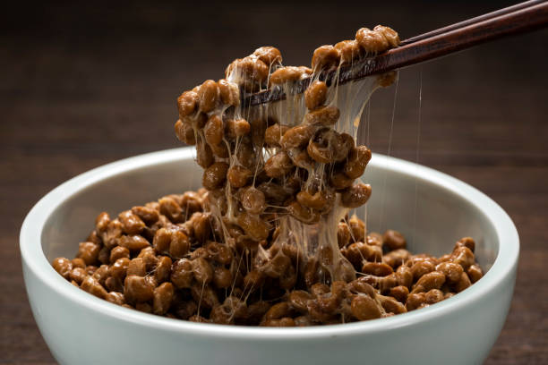 sticky natto, gezonde traditionele japanse voeding - natto stockfoto's en -beelden