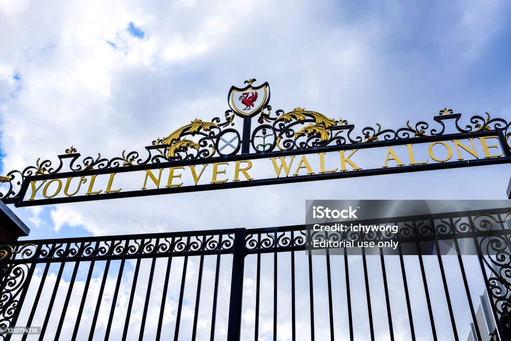 Liverpool'un Anfield Stadyumu'nda Bill Shankly Memorial Gates üzerinde Bulutlu Gökyüzü. Kapılar, "Asla Yalnız Yürümeyeceksin" sloganıyla en üstte. - Royalty-free Anfield Stok görsel