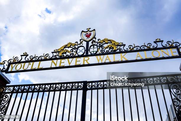 Liverpoolun Anfield Stadyumunda Bill Shankly Memorial Gates Üzerinde Bulutlu Gökyüzü Kapılar Asla Yalnız Yürümeyeceksin Sloganıyla En Üstte Stok Fotoğraflar & Anfield‘nin Daha Fazla Resimleri