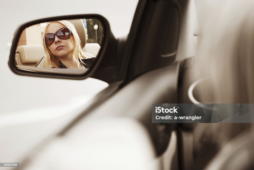 Junge Frau auf der Suche in Spiegel Auto - Lizenzfrei Attraktive Frau Stock-Foto