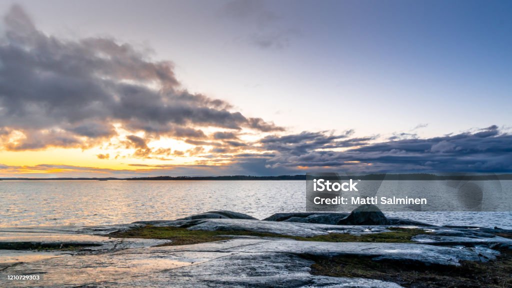 Arhipelagul finlandez la apus. Martie 2020. - Fotografie de stoc Albastru fără redevențe Arhipelagul finlandez la apus. Martie 2020. - Fotografie de stoc Albastru fără redevențe