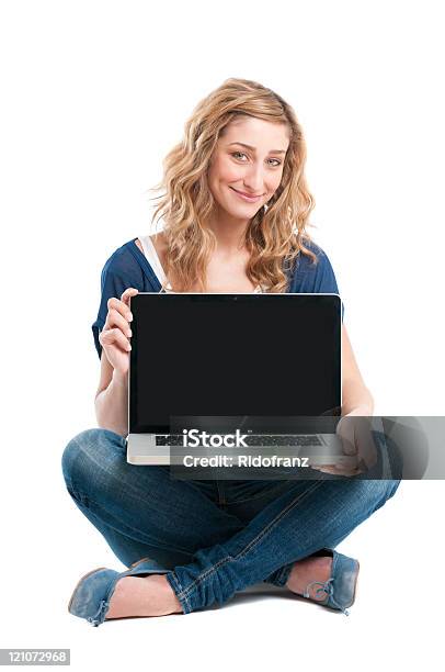 Glückliche Mädchen Mit Laptopcomputer Stockfoto und mehr Bilder von Auf dem Boden sitzen - Auf dem Boden sitzen, Eine Frau allein, Frauen