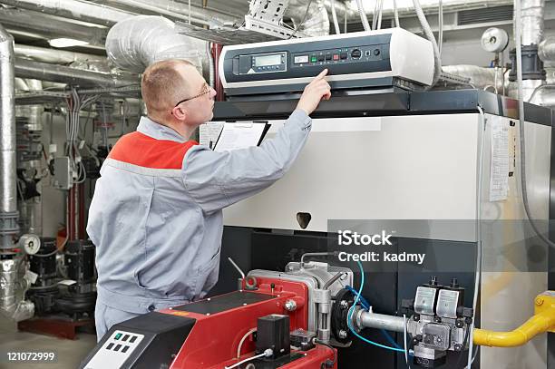 Engenheiro De Aquecimento Na Sala Da Caldeira - Fotografias de stock e mais imagens de Caldeira a Gás - Caldeira a Gás, Indústria, Reparar