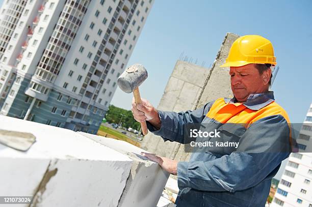 Trabalhador Pedreiro Construção Mason - Fotografias de stock e mais imagens de Adulto - Adulto, Artesão, Bater - Atividade Física