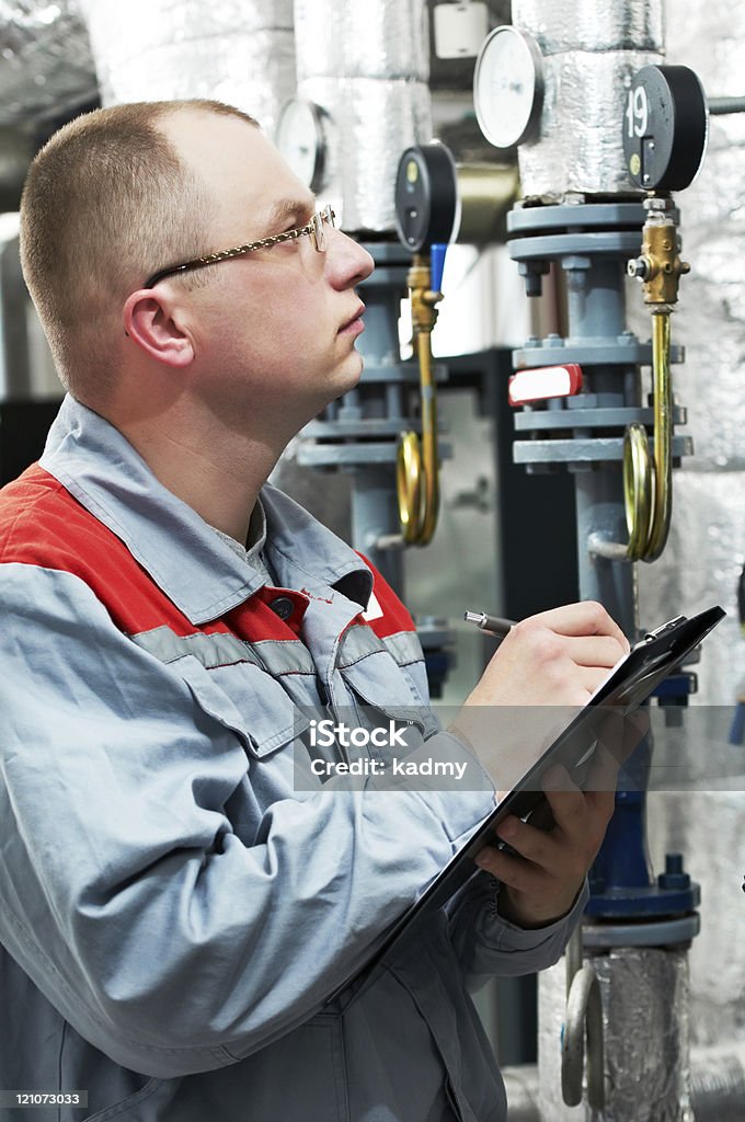 Engenheiro de aquecimento na sala da caldeira - Foto de stock de Adulto royalty-free