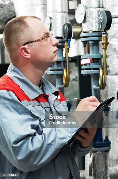 Engenheiro De Aquecimento Na Sala Da Caldeira - Fotografias de stock e mais imagens de Adulto - Adulto, Avac, Bomba de água - Equipamento