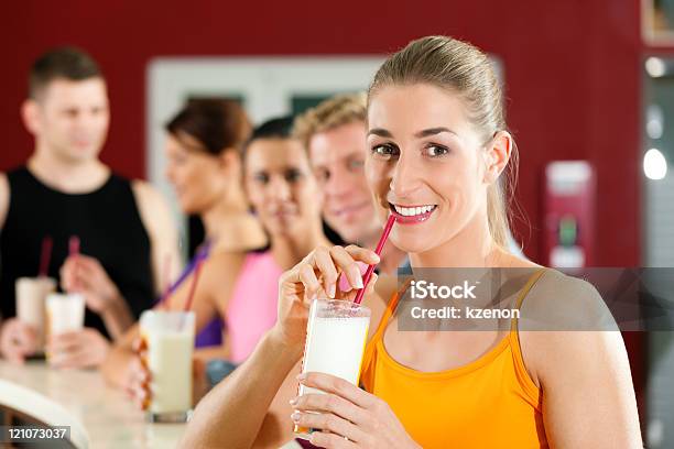 Menschen Trinken Proteinshake Stockfoto und mehr Bilder von Proteingetränk - Proteingetränk, Trinken, Frauen