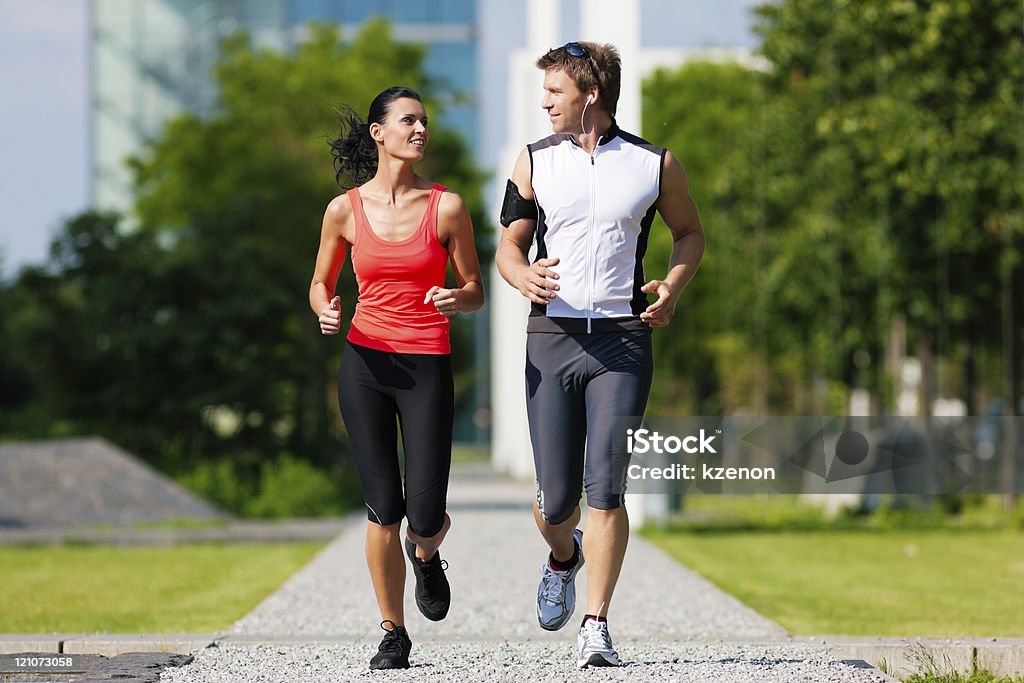 Junger Mann und Frau Joggen im Sommer in der Stadt - Lizenzfrei Aktiver Lebensstil Stock-Foto