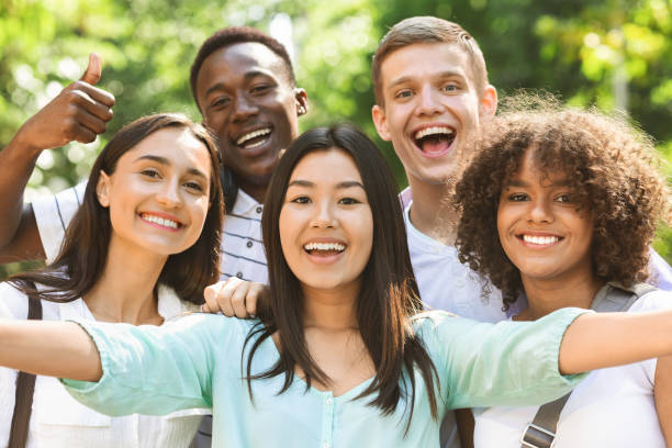 gruppe von multiethnischen teen freunde machen selfie-foto im freien - human age multi ethnic group variation group of people stock-fotos und bilder
