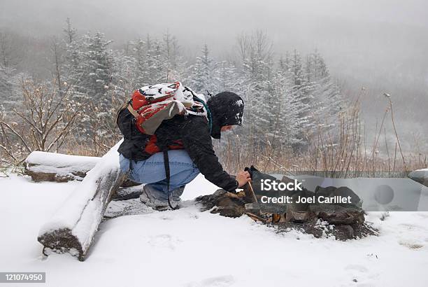 Photo libre de droit de Hiver Feu De Camp banque d'images et plus d'images libres de droit de Survie - Survie, Prise de vue en extérieur, Étendue sauvage - Scène non urbaine