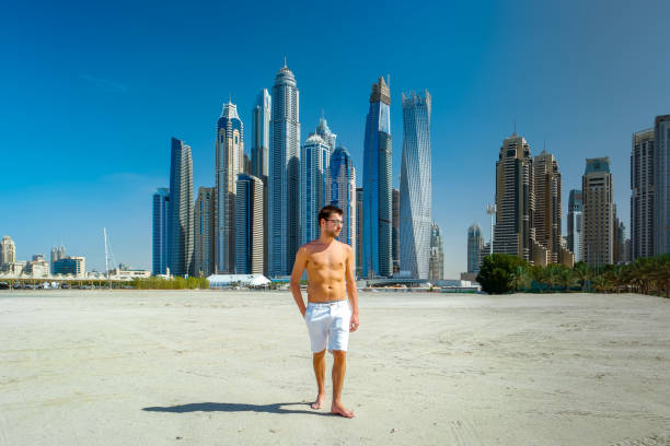 giovani in vacanza a dubai, ragazzo sullo skyline di dubai arab emirates - citytrip foto e immagini stock