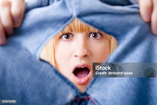 Shocked Mujer Con Vaqueros Rasgado Foto de stock y más banco de imágenes de Rasgado - Rasgado, Pantalón, Vestimenta