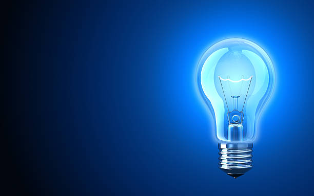 azul brillo de la bombilla - electric bulb fotografías e imágenes de stock