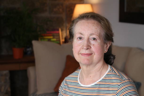 自宅で60歳の女性 - 60 65 years ストックフォトと画像
