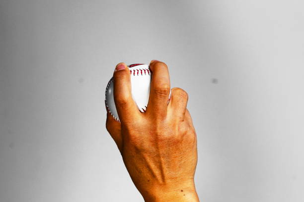 ruka uchopující baseball v různých pózách - fyziologie fotky - stock snímky, obrázky a fotky