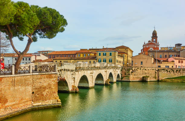 ponte tiberio a rimini - rimini foto e immagini stock