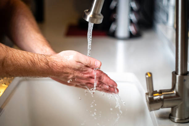 lavar as mãos para evitar a propagação do covid-19 novel coronavirus, bem como bactérias da gripe fria vírus outra doença ou contaminantes - one person sink washing hands bathroom - fotografias e filmes do acervo