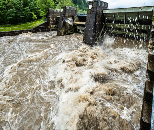 sluice velho - miniature weir - fotografias e filmes do acervo