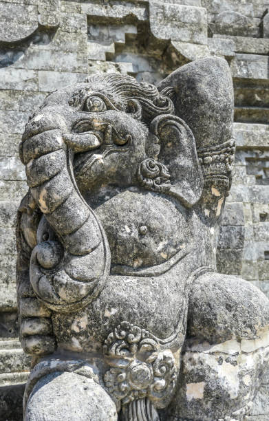 bali - une figure gardienne à l’entrée du temple - stone statue animal imitation asia photos et images de collection