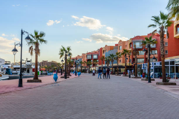 vista na avenida new marina na cidade de hurghada - beautiful horizontal arabia hurghada - fotografias e filmes do acervo