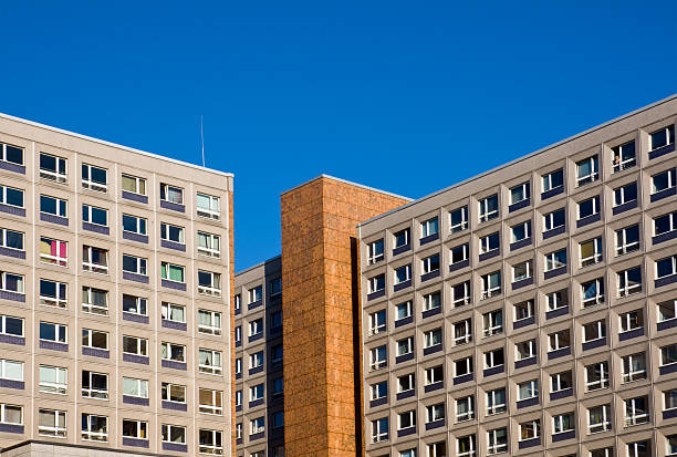 typische socialistic gebäude in berlin - plattenbau berlin germany east germany office building stock-fotos und bilder