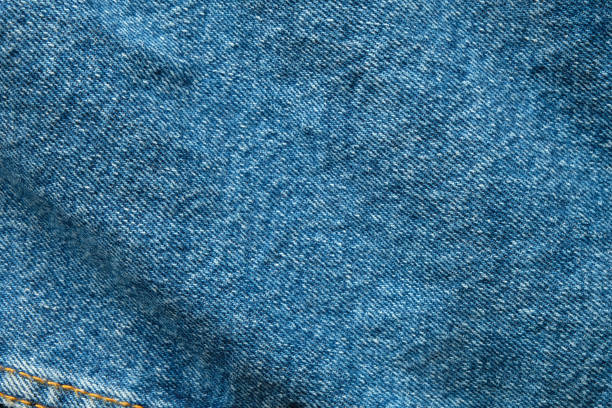 selektive fokus blaue jeans-denim-top-ansicht nah aufnahme bis zum detail des gewebes. textilmaterial und baumwolle patter zäh und langlebig kleidung stil. für hintergrund oder hintergrundbild mit kopierraum für text - fashion rough jacket garment stock-fotos und bilder